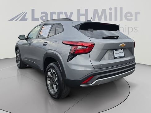 Used 2025 Chevrolet Trax LT w/ Driver Confidence Package FWD image 3