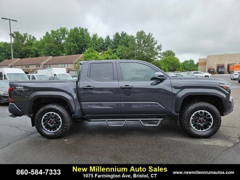 Used 2024 Toyota Tacoma TRD Off-Road image 6