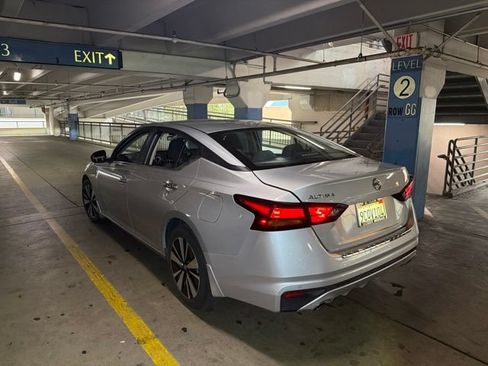 Used 2022 Nissan Altima 2.5 SV w/ SV Premium Package FWD image 3