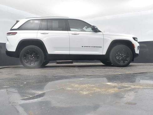 Used 2025 Jeep Grand Cherokee Altitude AWD/4WD image 43