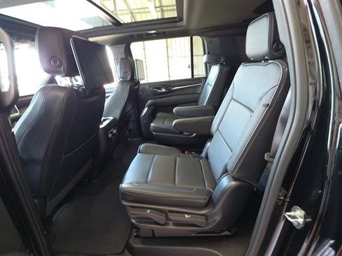 Used 2024 GMC Yukon XL Denali w/ Denali Reserve Package RWD image 17