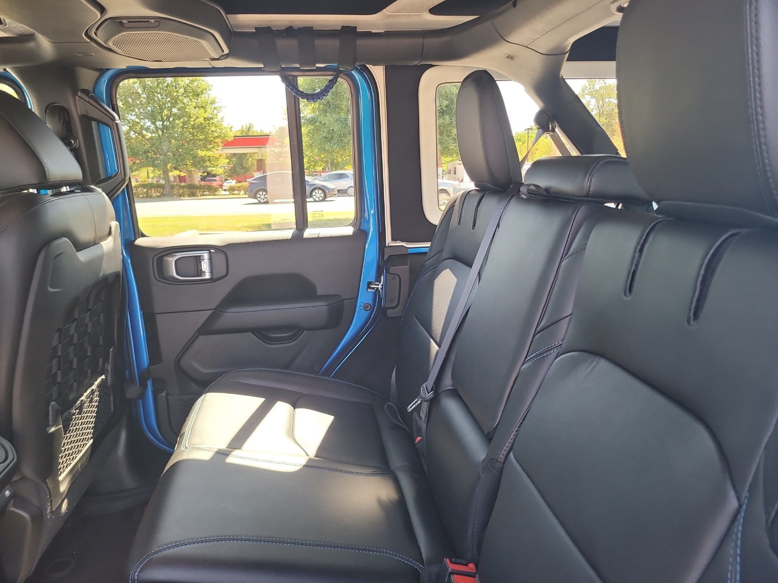 Used 2022 Jeep Wrangler Unlimited Rubicon 4xe w/ Cold Weather Group AWD/4WD image 23