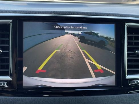 Used 2024 Chrysler Pacifica Touring-L FWD image 4