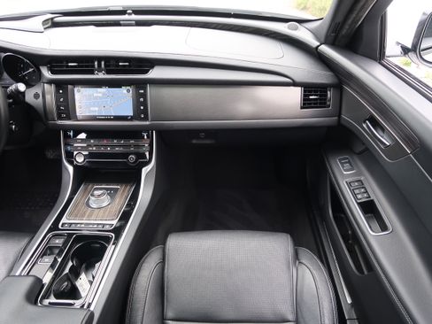 Used 2016 Jaguar XF S RWD image 15