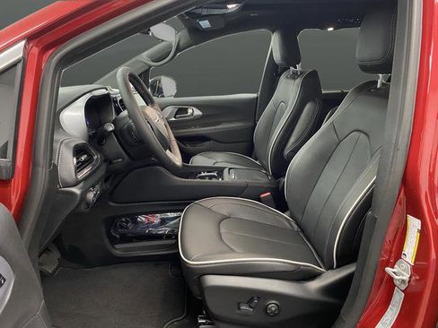 New 2026 Chrysler Pacifica Limited w/ Trailer Tow Group image 4