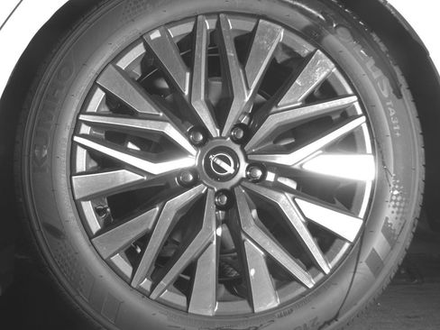 Used 2025 Nissan Altima 2.5 SV FWD image 14