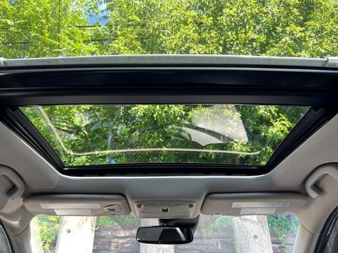 Used 2018 Nissan Rogue SL w/ Premium Package image 15