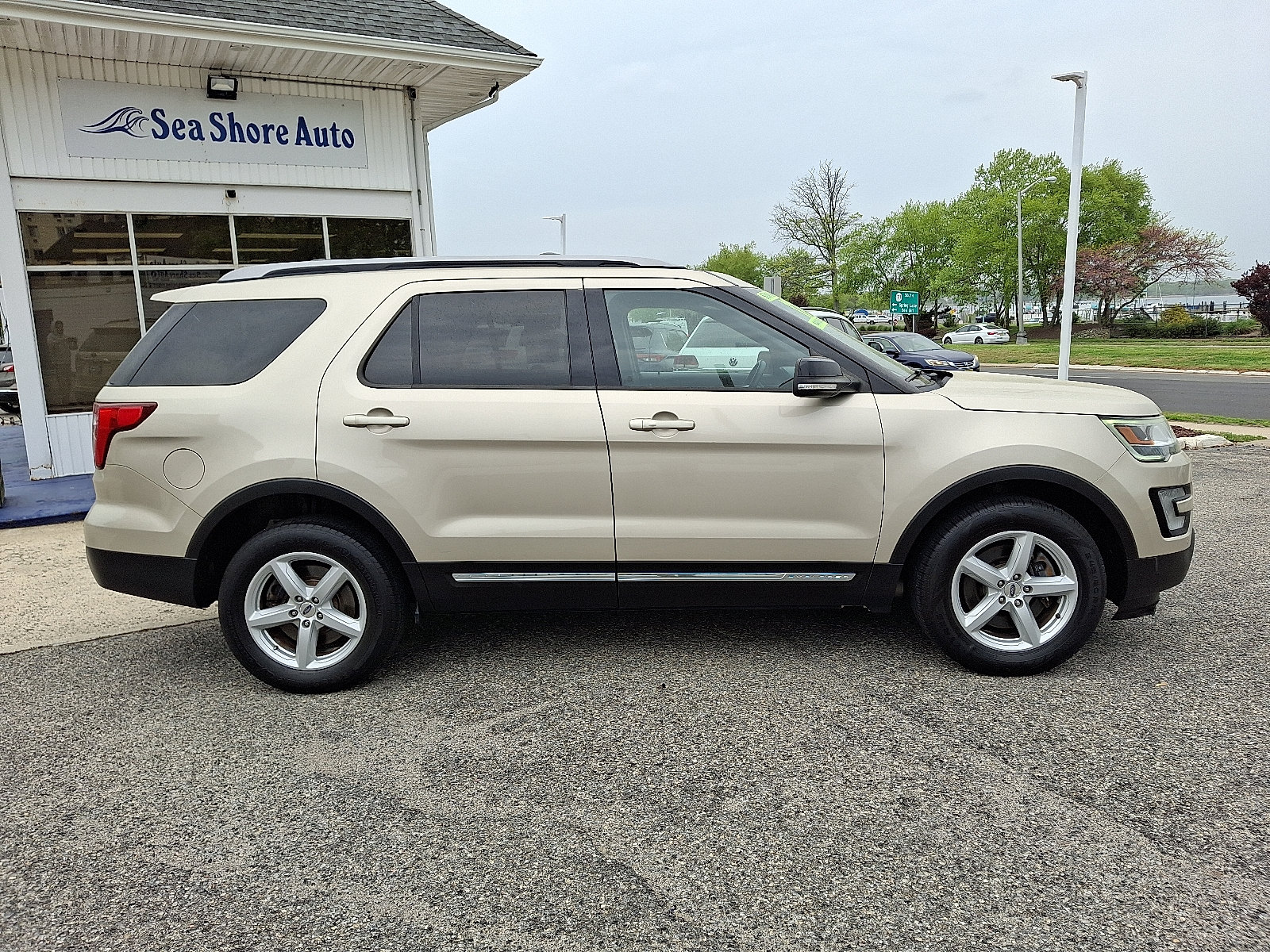 Used 2017 Ford Explorer XLT w/ Equipment Group 202A AWD/4WD image 7