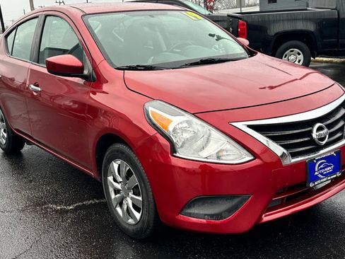 Used 2019 Nissan Versa SV image 3