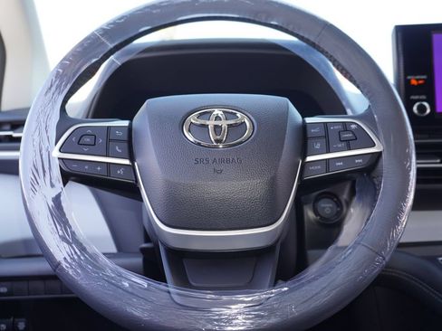 Certified 2026 Toyota Sienna XLE FWD image 21