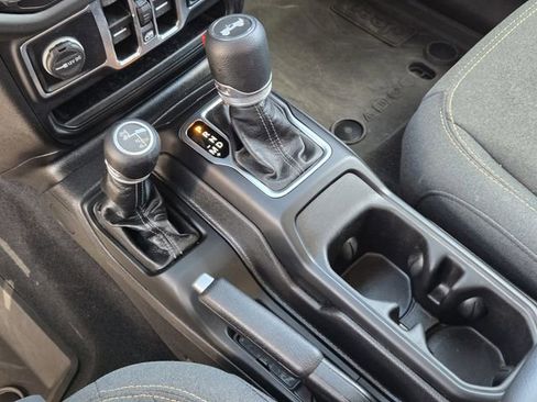 Certified 2025 Jeep Wrangler Sahara w/ Technology Group image 21