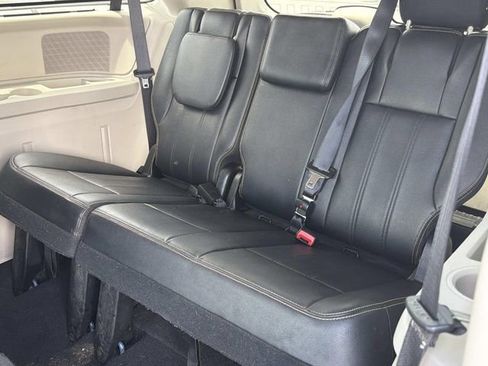 Used 2016 Chrysler Town & Country Touring-L w/ Driver Convenience Group FWD image 17