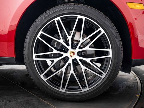 Certified 2026 Porsche Macan AWD/4WD image 11