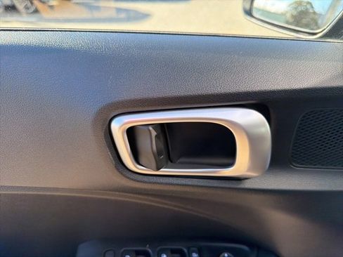 Certified 2025 Hyundai Venue SE image 15