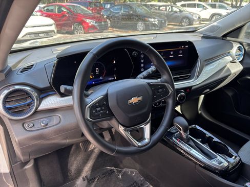 Used 2025 Chevrolet Trax LT w/ LT Convenience Package FWD image 33