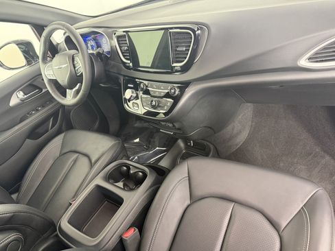 Used 2025 Chrysler Pacifica Select FWD image 11