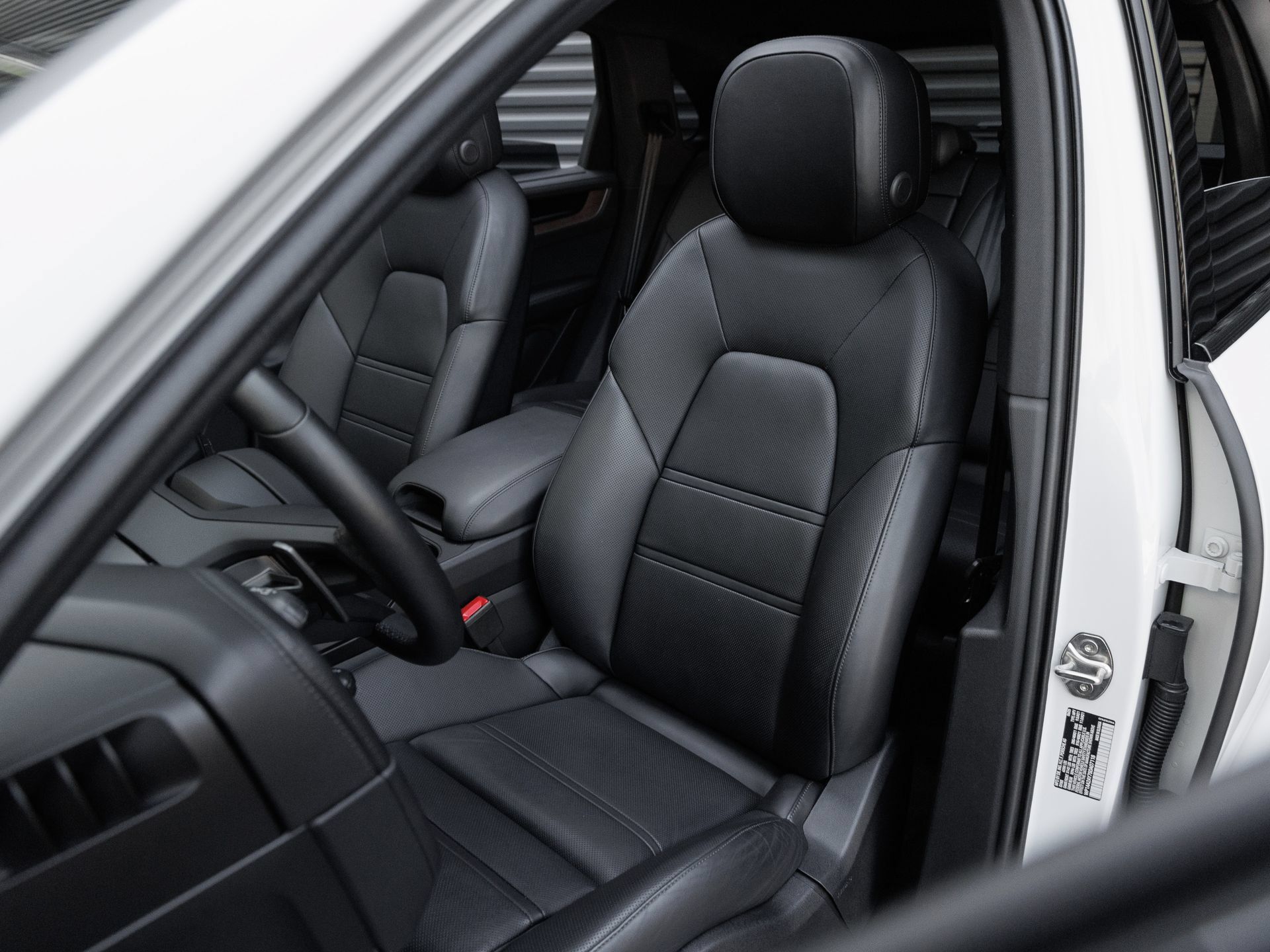 Certified 2025 Porsche Cayenne AWD/4WD image 5