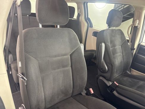 Used 2018 Dodge Grand Caravan SE w/ UConnect Hands-Free Group image 27