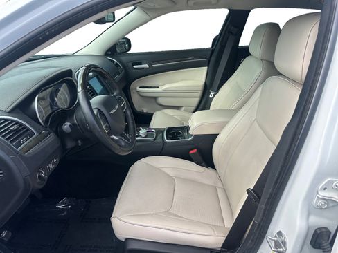 Used 2017 Chrysler 300 C image 9