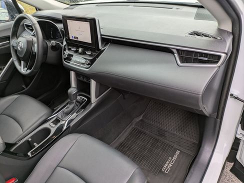 Certified 2023 Toyota Corolla Cross XLE image 24
