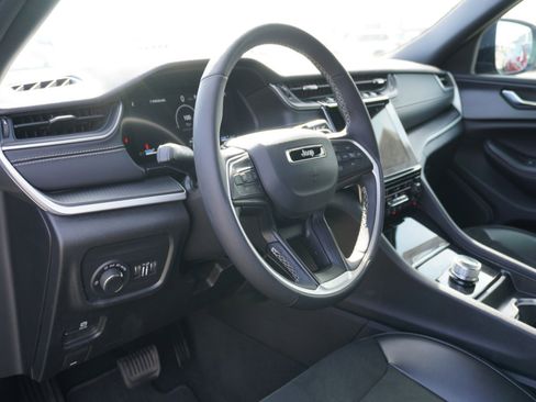 Used 2025 Jeep Grand Cherokee L Laredo image 22