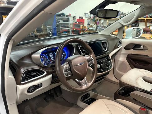 Used 2017 Chrysler Pacifica Touring-L w/ Tire & Wheel Group FWD image 17