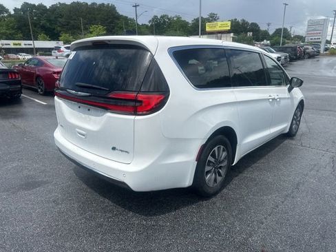Used 2024 Chrysler Pacifica Limited FWD image 3