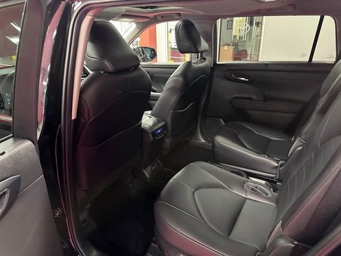 Certified 2022 Toyota Highlander XLE image 12