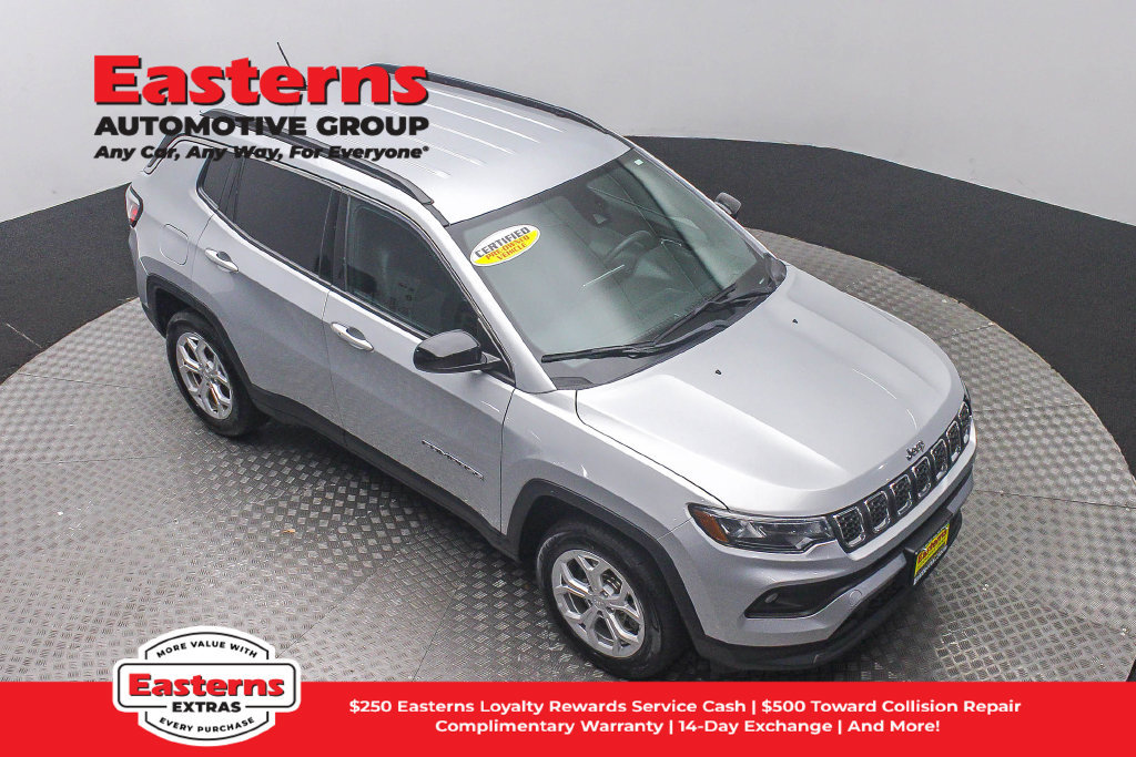 Used 2024 Jeep Compass Latitude AWD/4WD image 4