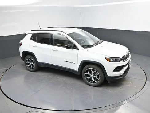 Used 2024 Jeep Compass Latitude AWD/4WD image 34