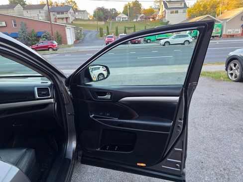 Used 2016 Toyota Highlander XLE image 16