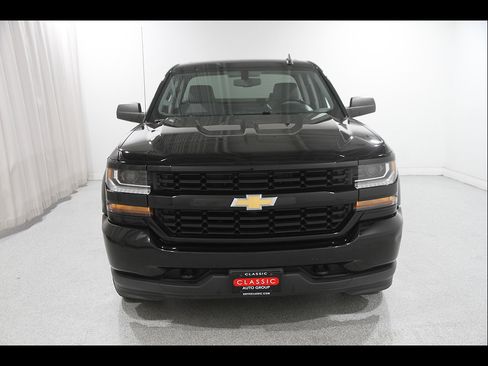 Used 2018 Chevrolet Silverado 1500 Custom w/ Custom Convenience Package AWD/4WD image 2