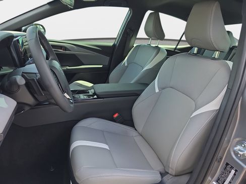 Used 2025 Toyota Camry SE FWD image 15