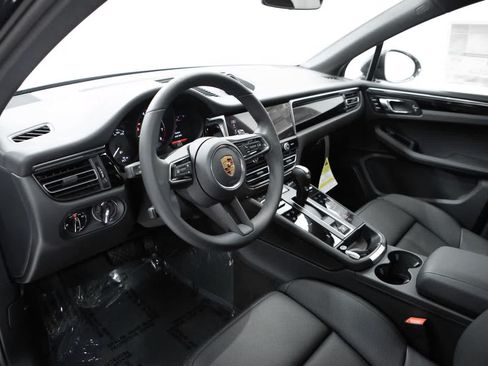 Certified 2026 Porsche Macan AWD/4WD image 4