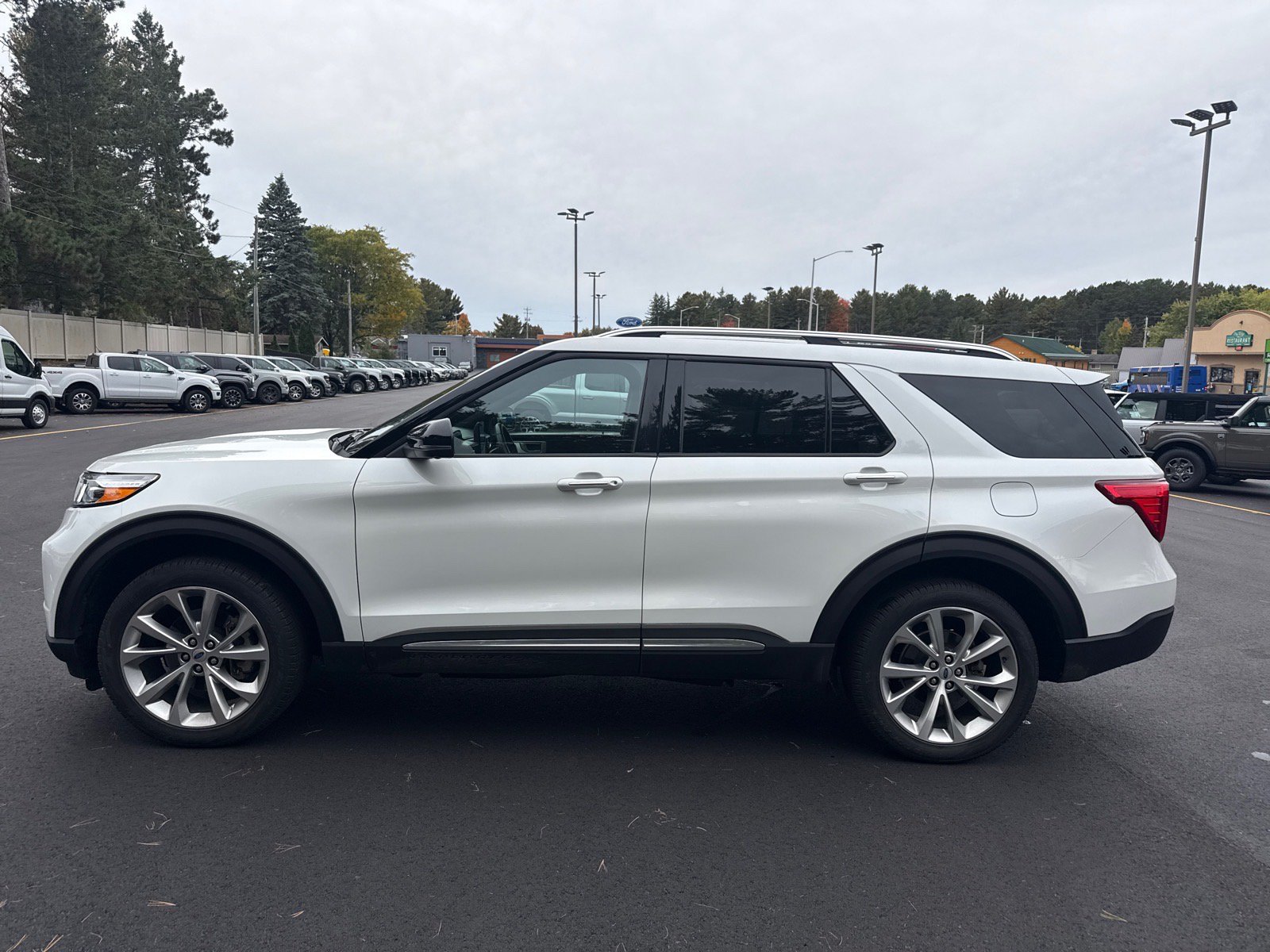 Used 2023 Ford Explorer Platinum w/ Technology Package AWD/4WD image 4