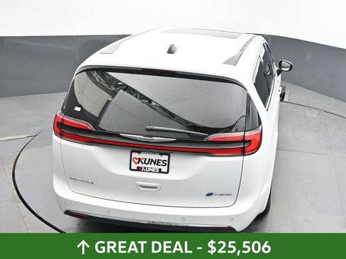 Used 2023 Chrysler Pacifica Limited FWD image 37