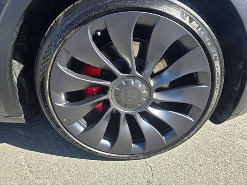 Used 2023 Tesla Model Y Performance image 9