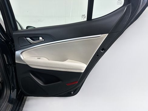 Used 2025 Genesis G70 2.5T RWD image 31