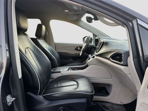 Used 2021 Chrysler Pacifica Limited w/ Uconnect Theater Family Group image 31