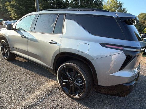New 2027 Chevrolet Traverse RS w/ LPO, Floor Liner Package FWD image 10
