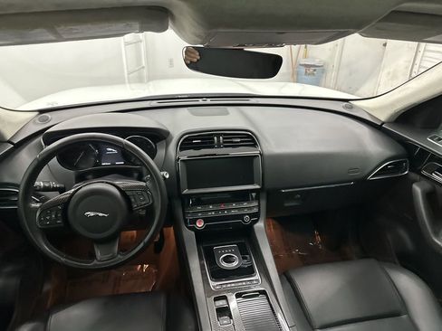 Used 2020 Jaguar F-PACE Premium image 20
