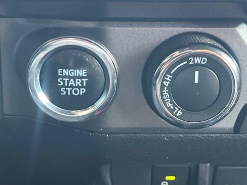 Used 2020 Toyota Tacoma TRD Off-Road w/ Technology Package AWD/4WD image 18