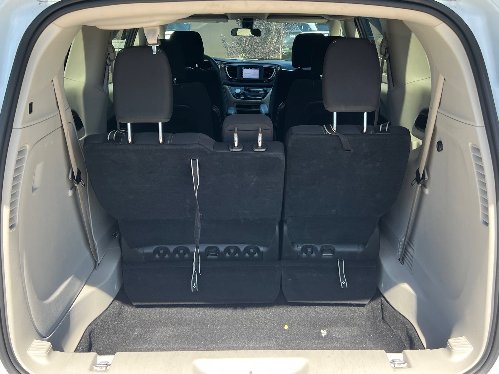Used 2022 Chrysler Voyager LX FWD image 18