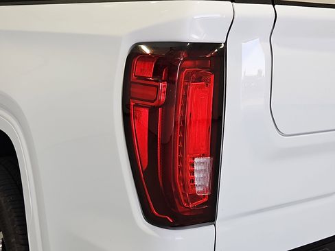 Used 2025 GMC Sierra 1500 SLT AWD/4WD image 8