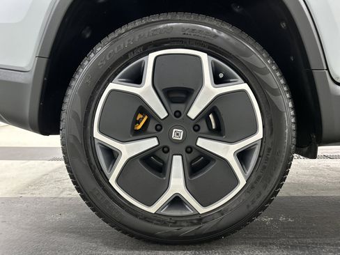 Used 2022 Rivian R1T Adventure image 12