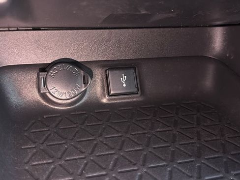 Used 2022 Toyota RAV4 XLE AWD/4WD image 30