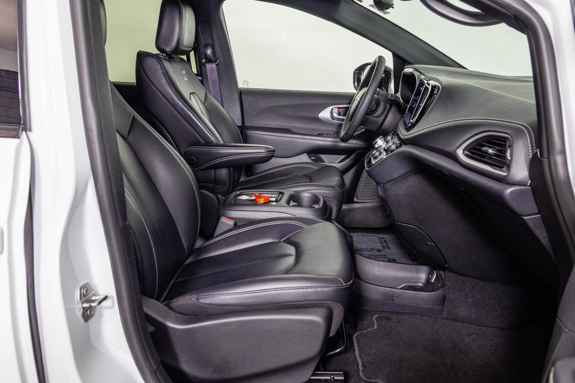 Used 2024 Chrysler Pacifica Limited FWD image 46