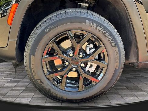 Used 2025 Jeep Grand Cherokee Altitude image 32