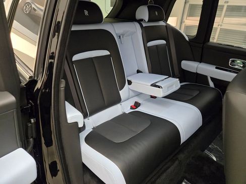 New 2026 Rolls-Royce Cullinan Black Badge image 23