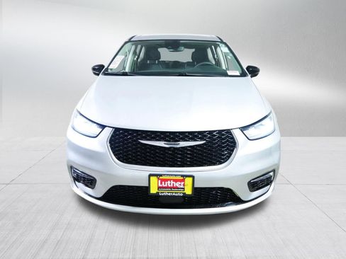Used 2024 Chrysler Pacifica Touring-L FWD image 2